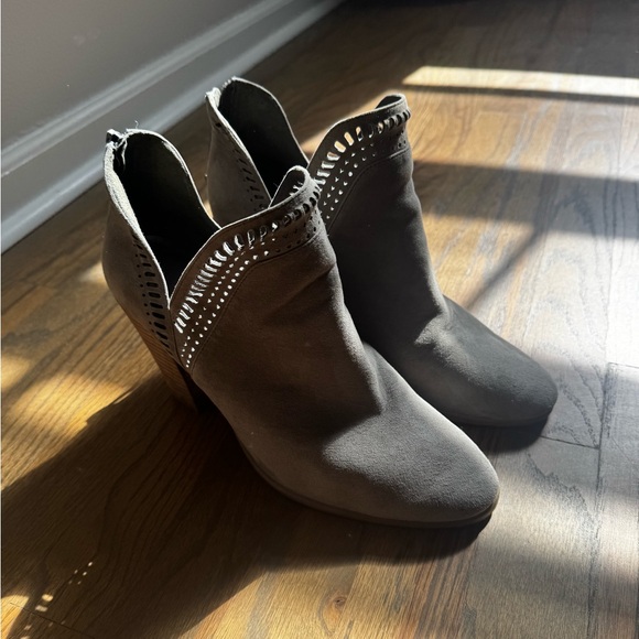 Vince Camuto with perforated design with back zipper size 11/41 - Picture 7 of 9